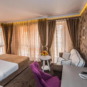 8 1/2 Art Guest house
